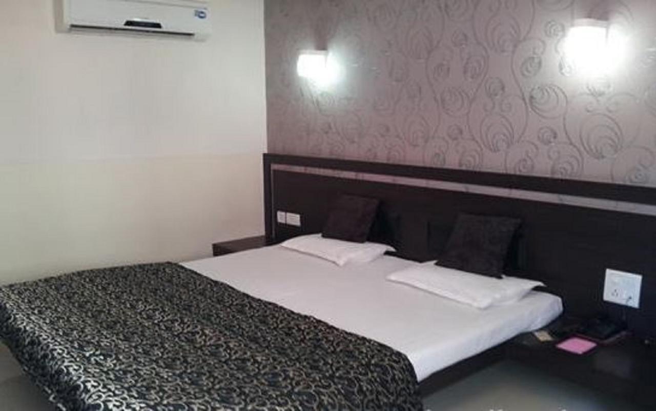 Hotel Savshanti Towers Vadodara Exterior foto