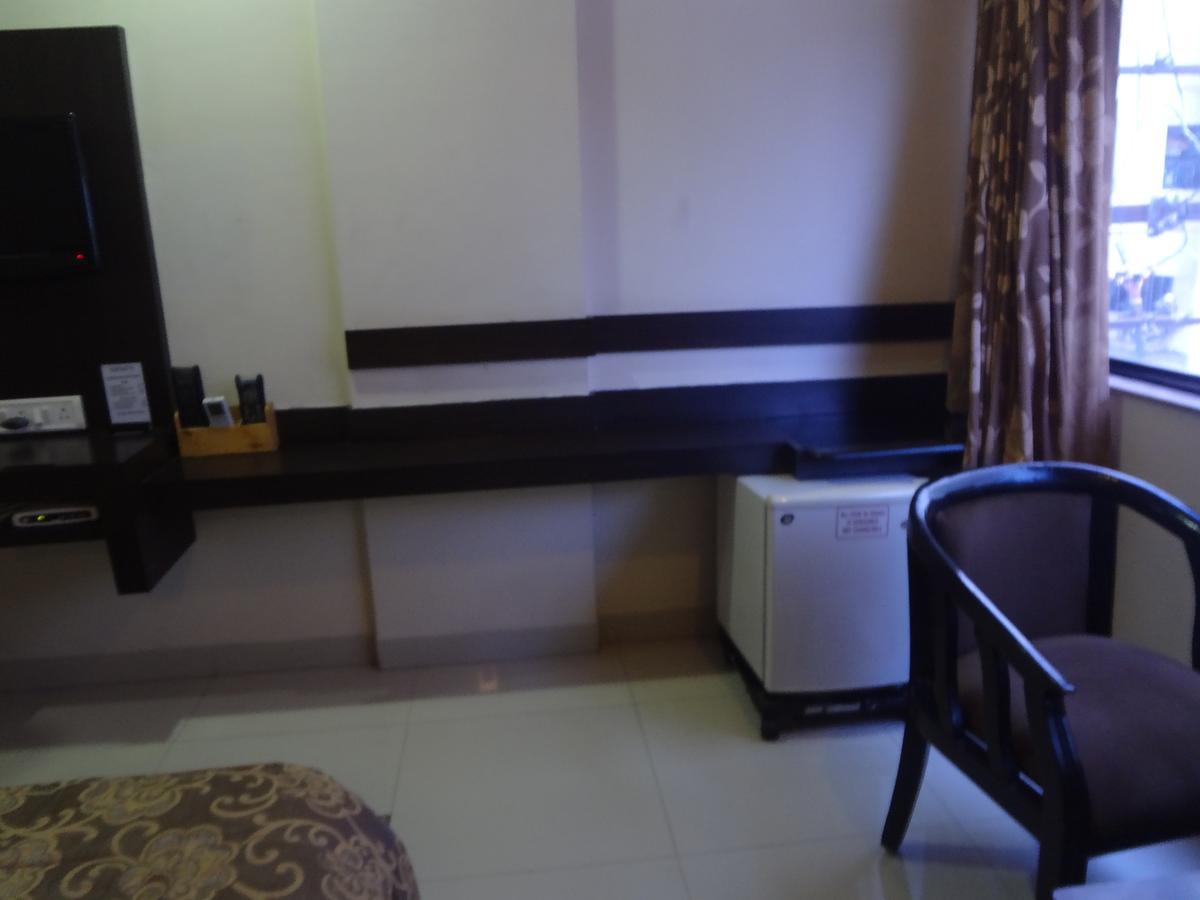 Hotel Savshanti Towers Vadodara Exterior foto