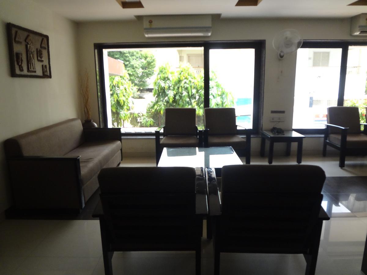 Hotel Savshanti Towers Vadodara Exterior foto