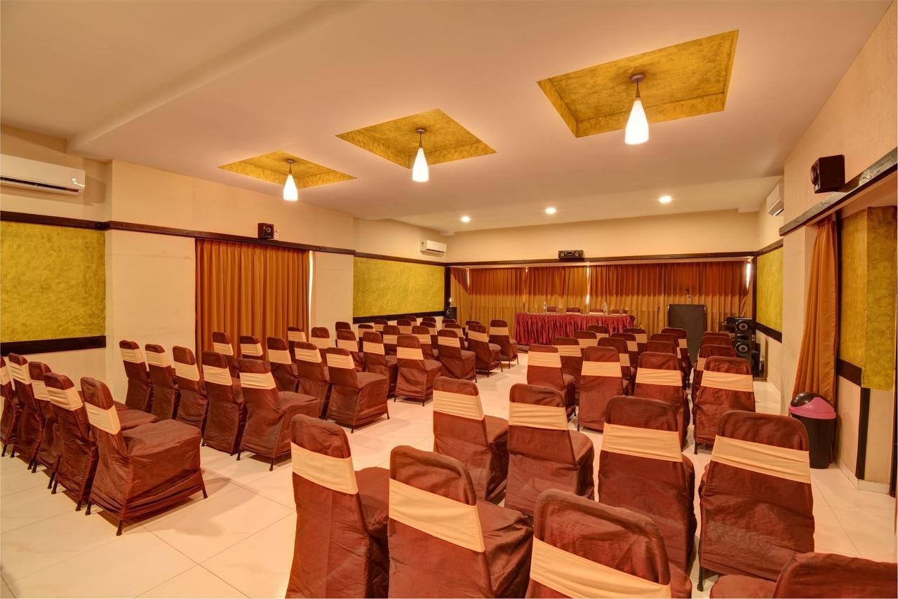 Hotel Savshanti Towers Vadodara Exterior foto